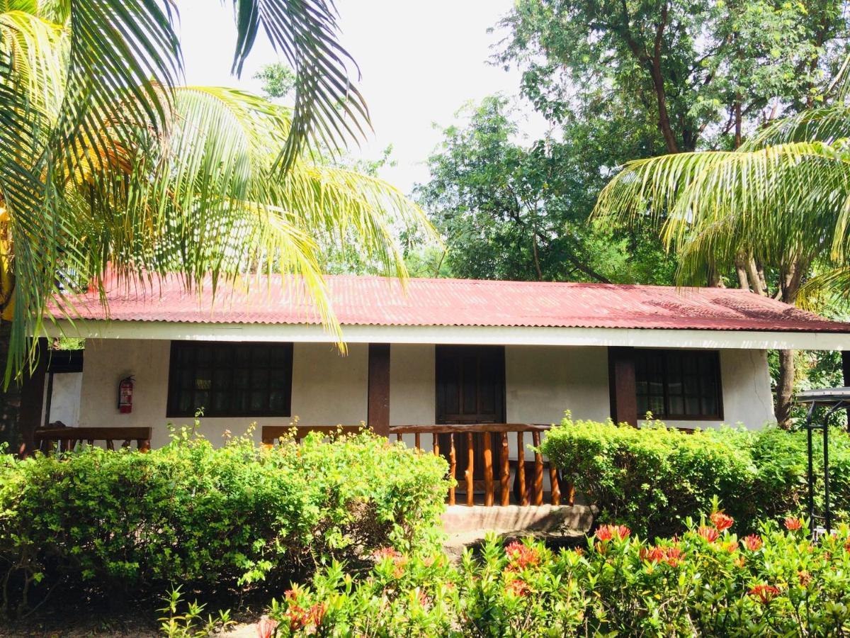 The Pelicans Resort Batangas Exterior foto